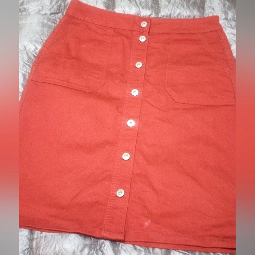 Red Front Button Stretch with Pockets Below Knee Liz Claiborne Skirt Size 4